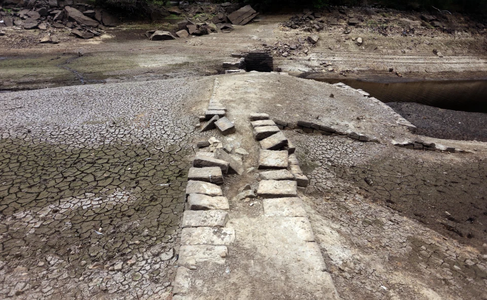 一個十七世紀村落的道路,因水塘乾涸而重見天日。(互聯網)