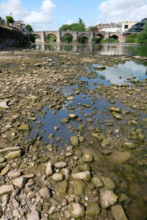 除了水塘外,流經英格蘭及威爾斯的威河(River Wye),部分河段水位頗低。(互聯網)