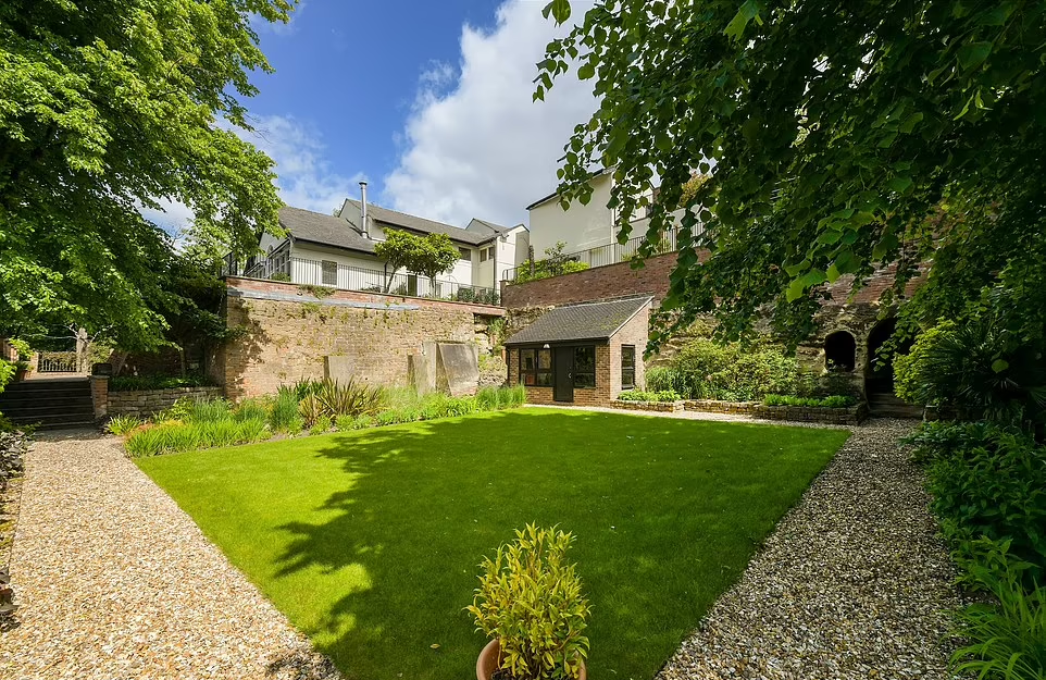 洞穴入口位於花園旁。(互聯網)