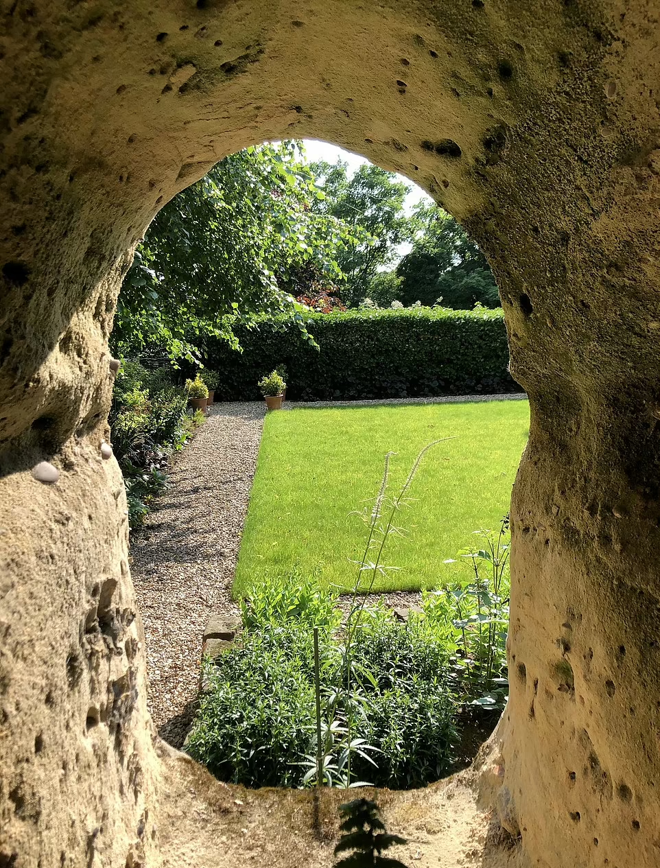 洞穴入口位於花園旁。(互聯網)