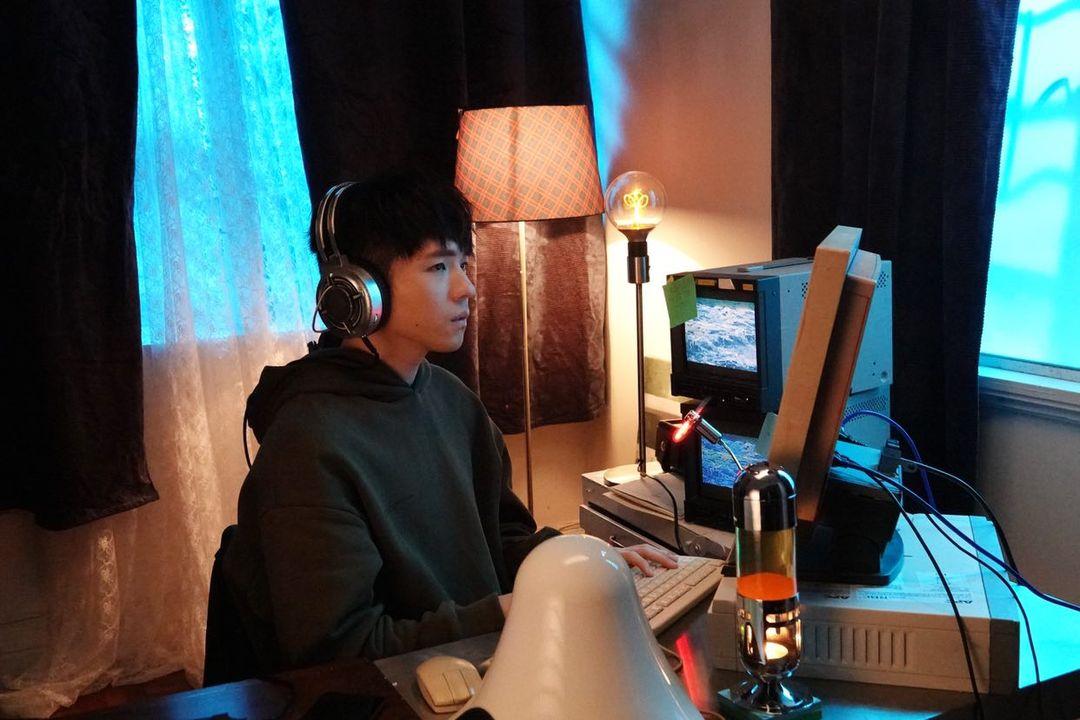 歌詞「撲克式的臉」喜怒不形於色,是一種保護自己的意識。