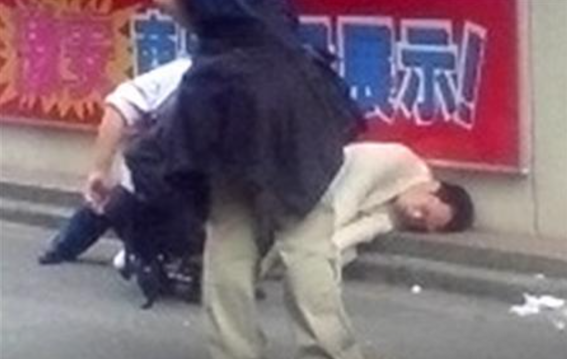 加藤智大當日行兇後被制服。(路透社)