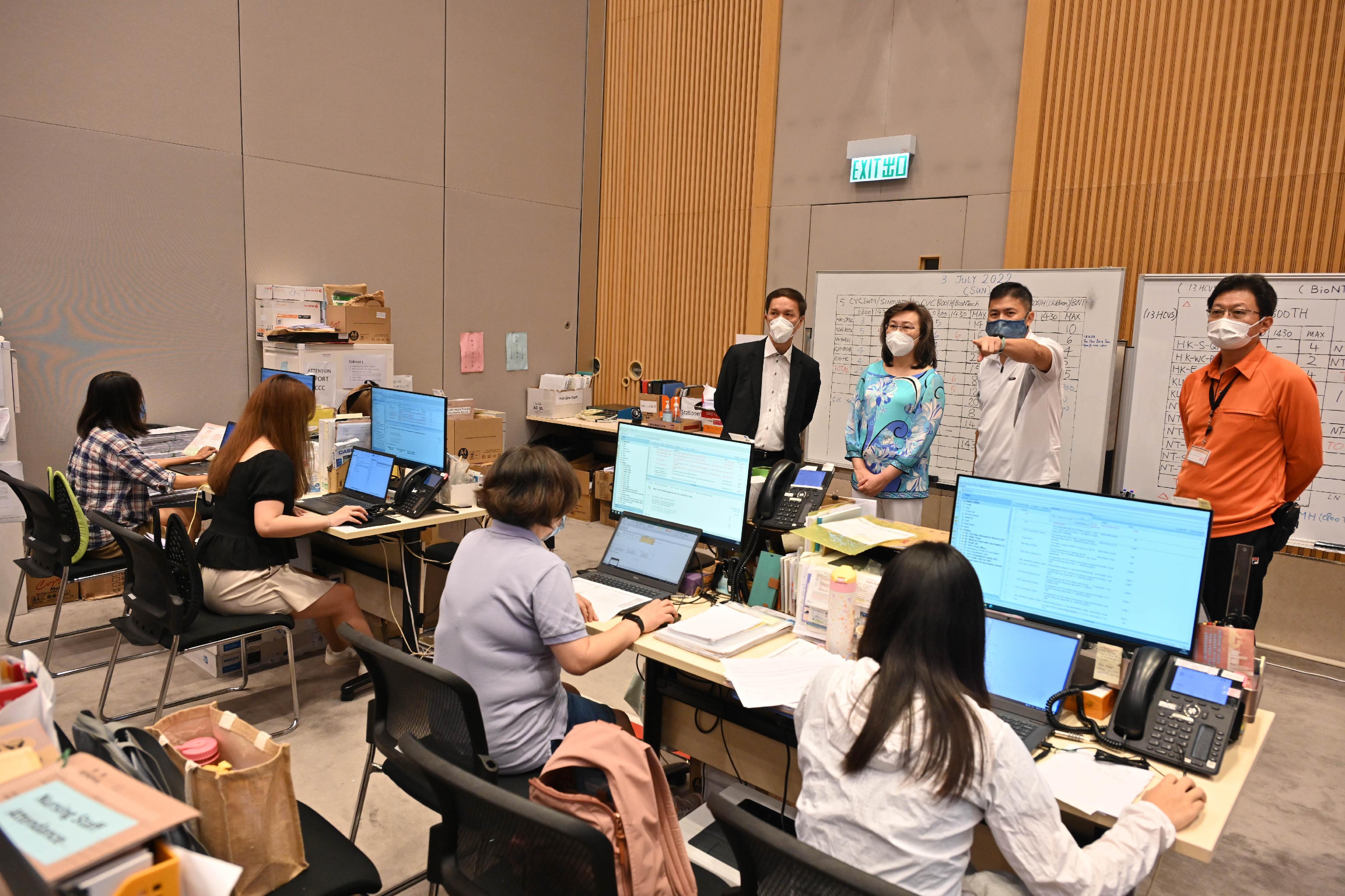 公務員事務局局長楊何蓓茵視察新冠疫苗接種服務