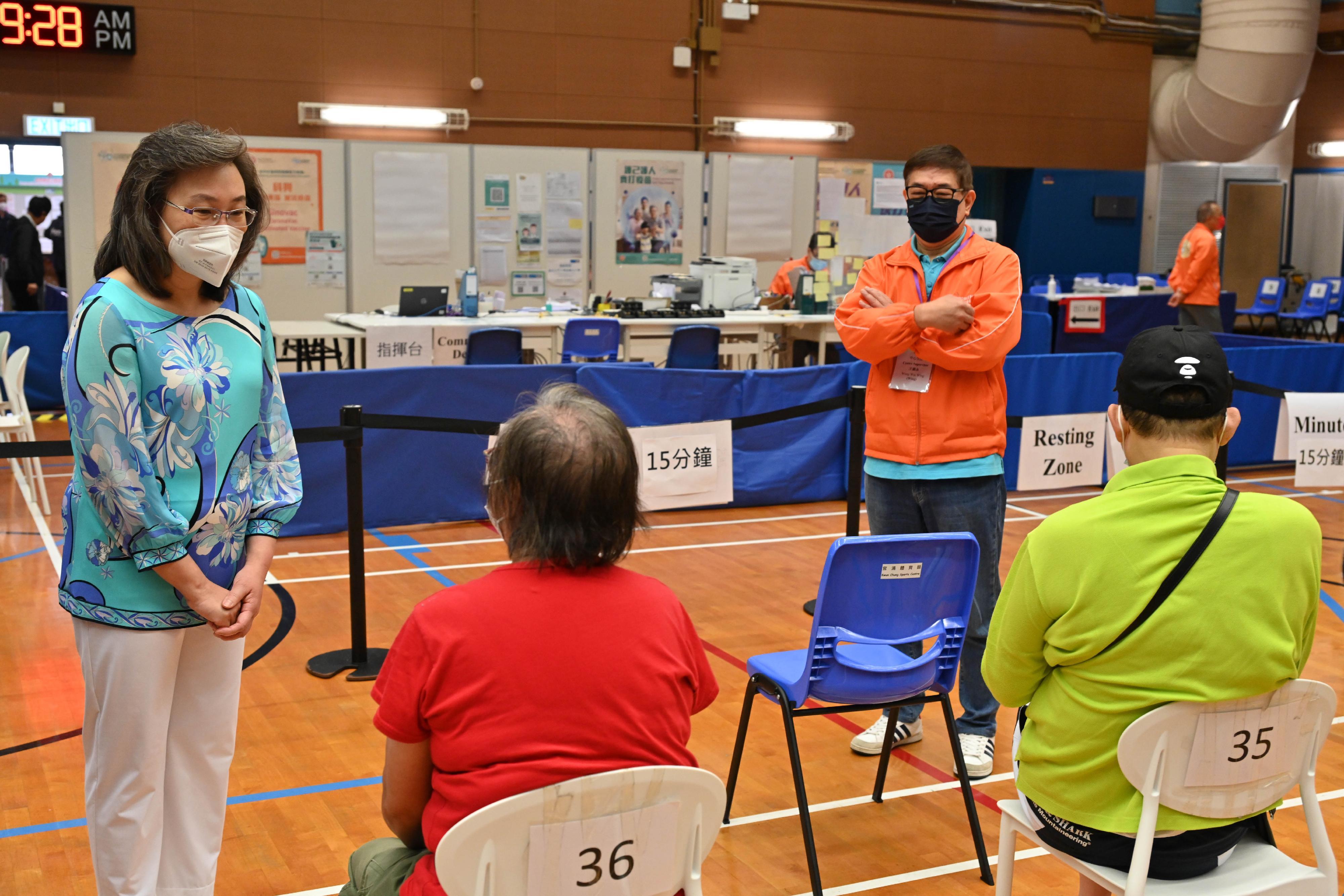 公務員事務局局長楊何蓓茵視察新冠疫苗接種服務