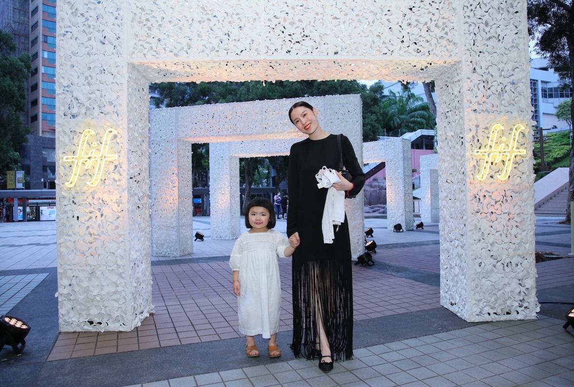 Lucy面對鏡頭相當淡定,亦乖乖企定定任影唔嬲。