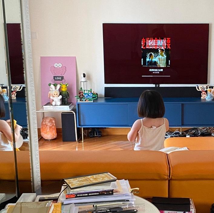 Lucy最近都有開電視狂煲MC新歌《老派約會之必要》。