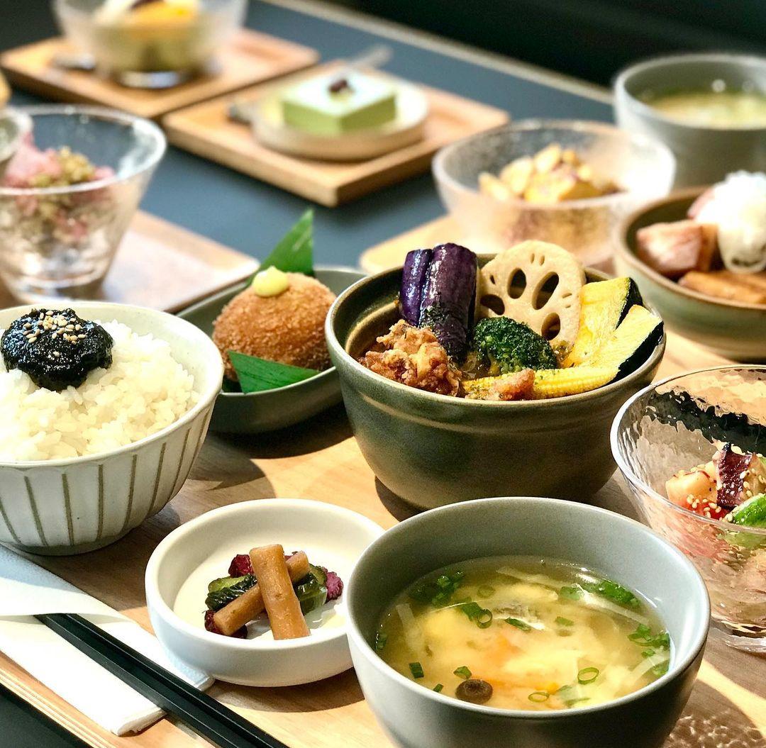 主打日式一汁多菜,自選飯、冷熱小菜、飲品及甜品。(Instagram @maiheihk)