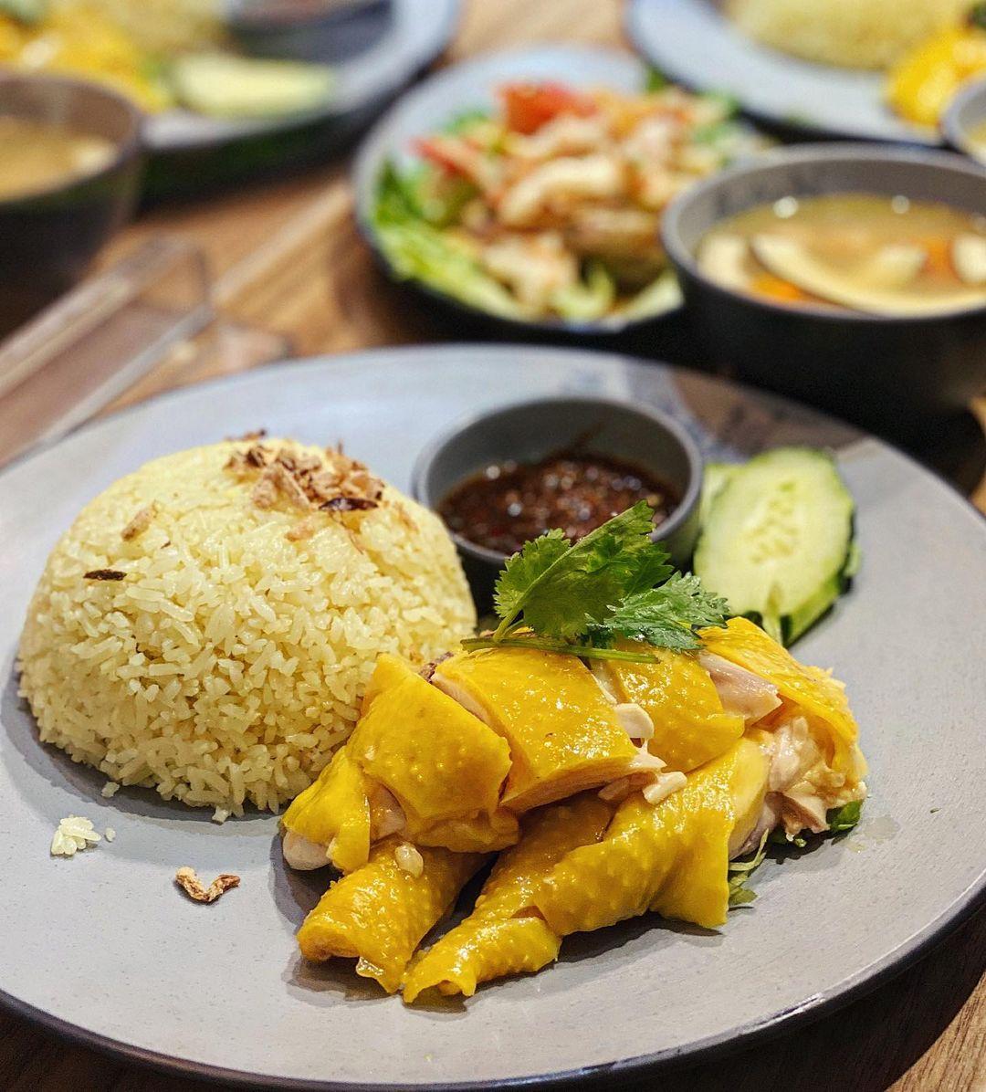 招牌套餐($55)包海南雞、油飯及足料椰子雞湯。(Instagram @pigheadxx)