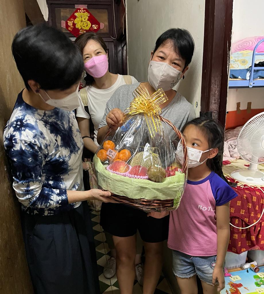 房屋局長探劏房籠屋戶 形容環境不理想是「民生痛點」