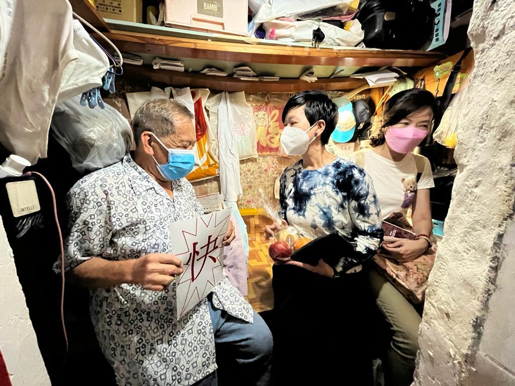 房屋局長探劏房籠屋戶 形容環境不理想是「民生痛點」