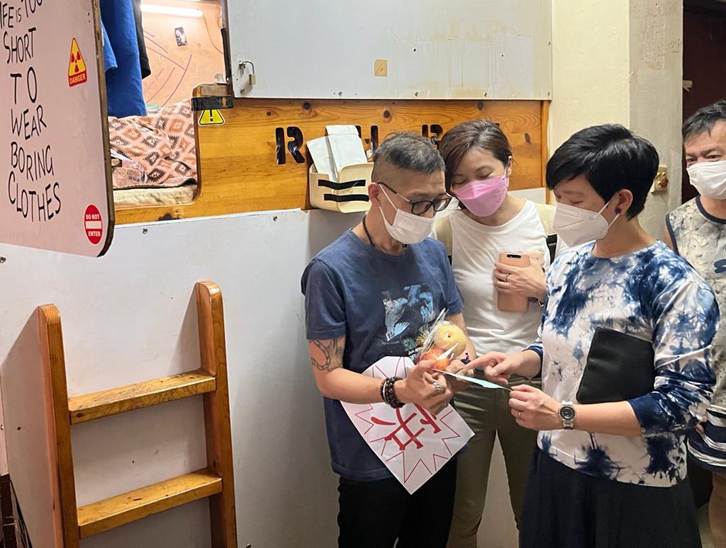 房屋局長探劏房籠屋戶 形容環境不理想是「民生痛點」