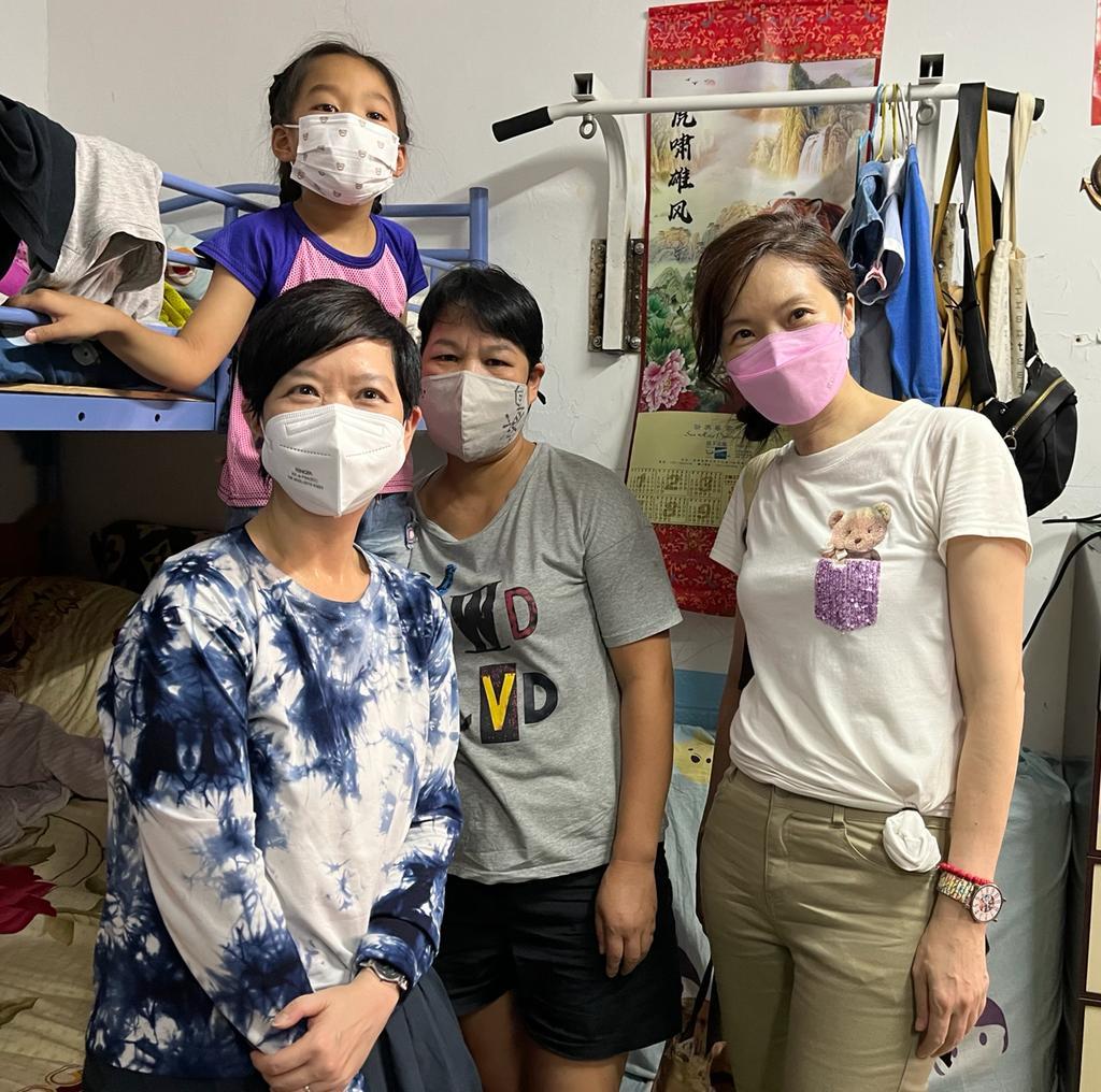 房屋局長探劏房籠屋戶 形容環境不理想是「民生痛點」