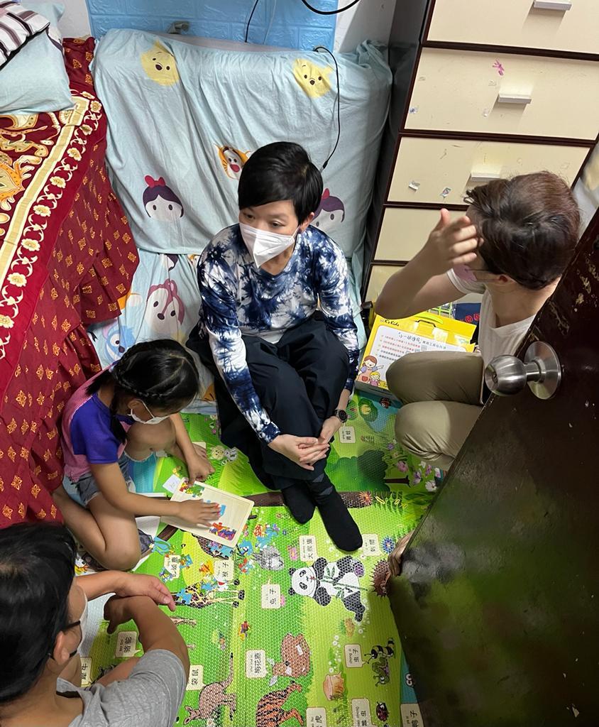 房屋局長探劏房籠屋戶 形容環境不理想是「民生痛點」