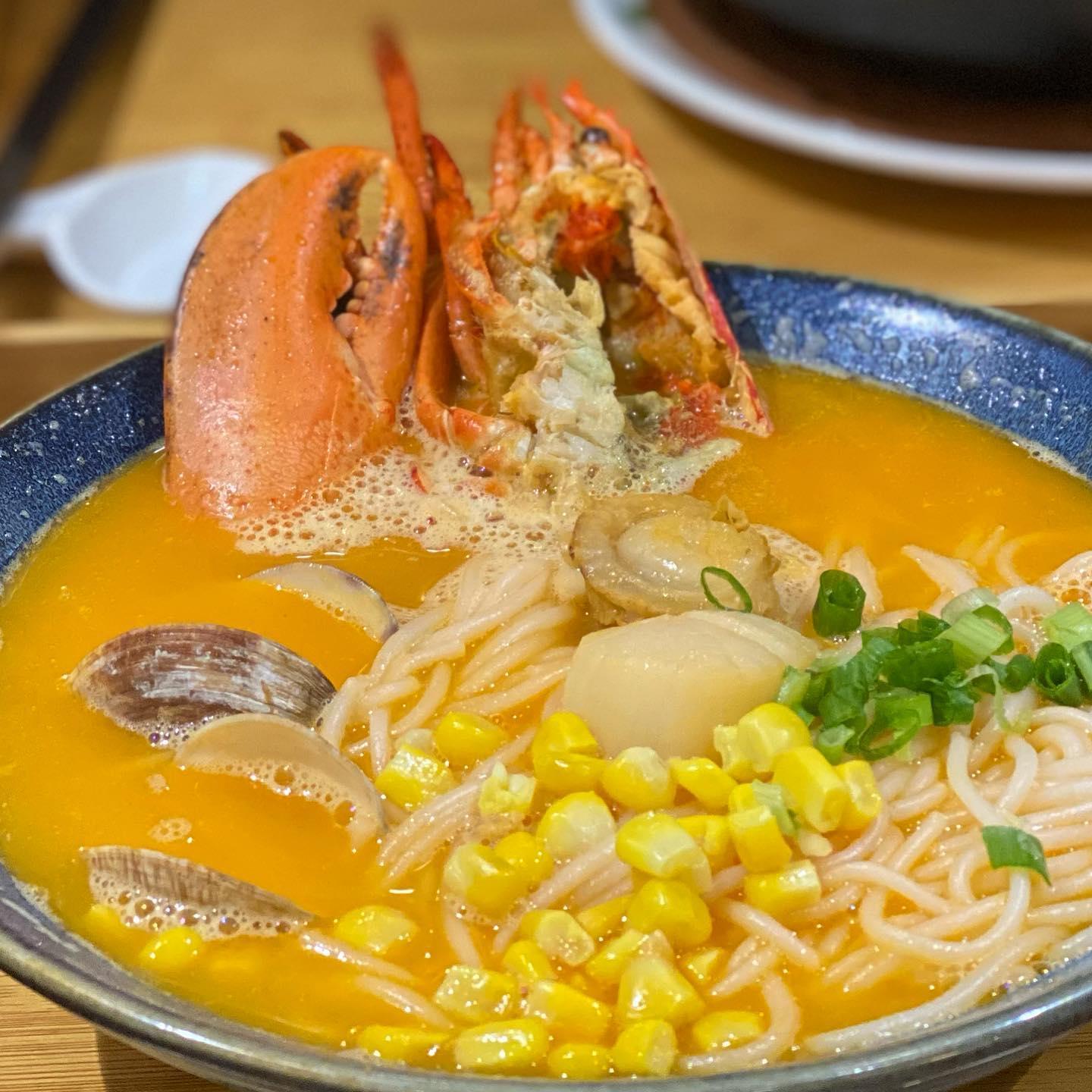 招牌海龍皇湯選用新鮮蝦、蝦子、花蛤、龍蝦等材料熬製6小時而成。(instagram @potandlid.eat_)