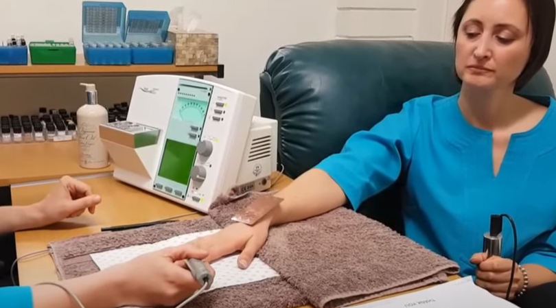 有「量子能量卡」可改善使用者的「生物指數」,費里直言「唔知係乜」。(互聯網)