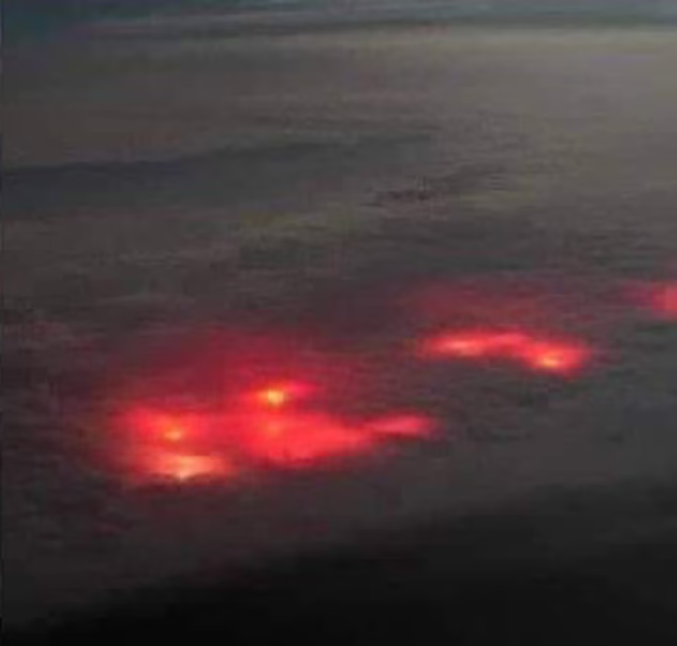 機師在大西洋上空拍到的紅光。(互聯網)