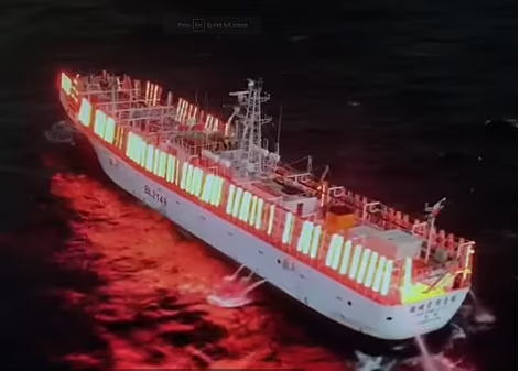 紅光用於捕捉秋刀魚群。(互聯網)