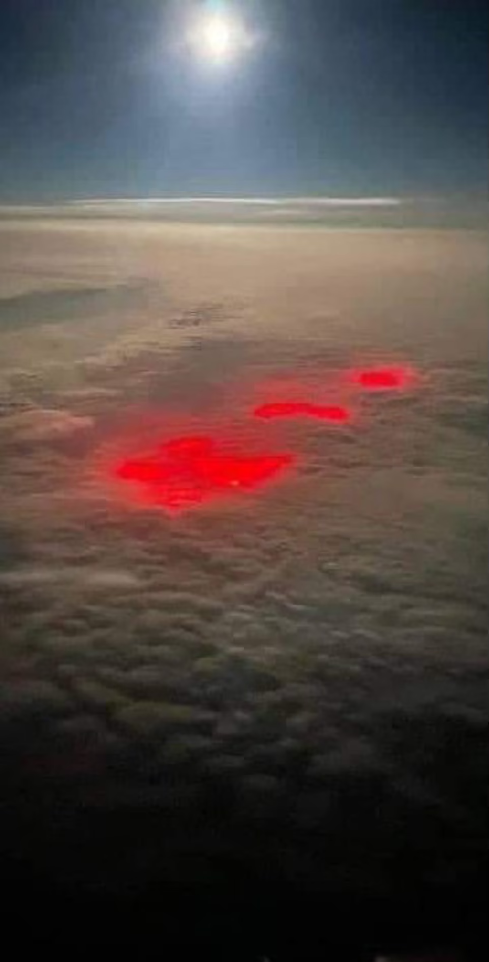 機師在大西洋上空拍到的紅光。(互聯網)