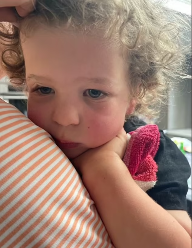 另一名男童在槍擊案現場與家人失散,幸獲一位廚師救起,最終與家人團聚。(互聯網)