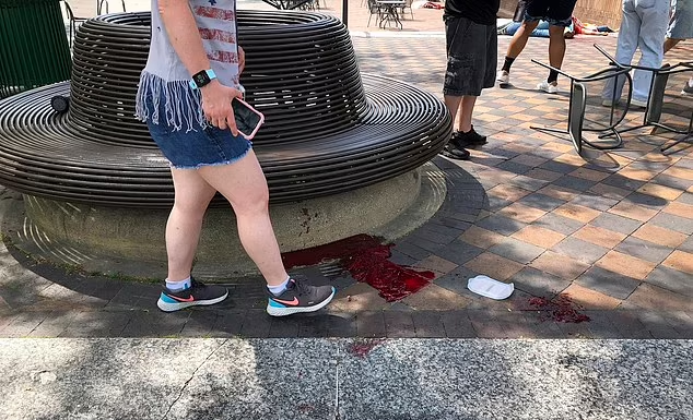 地上血跡斑斑。(互聯網)