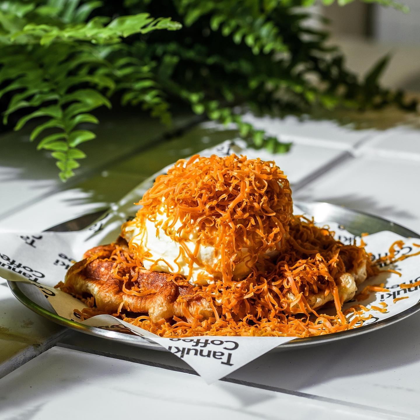 必食挪威brunost芝士croffle。(Instagram @tanukicoffeehk)