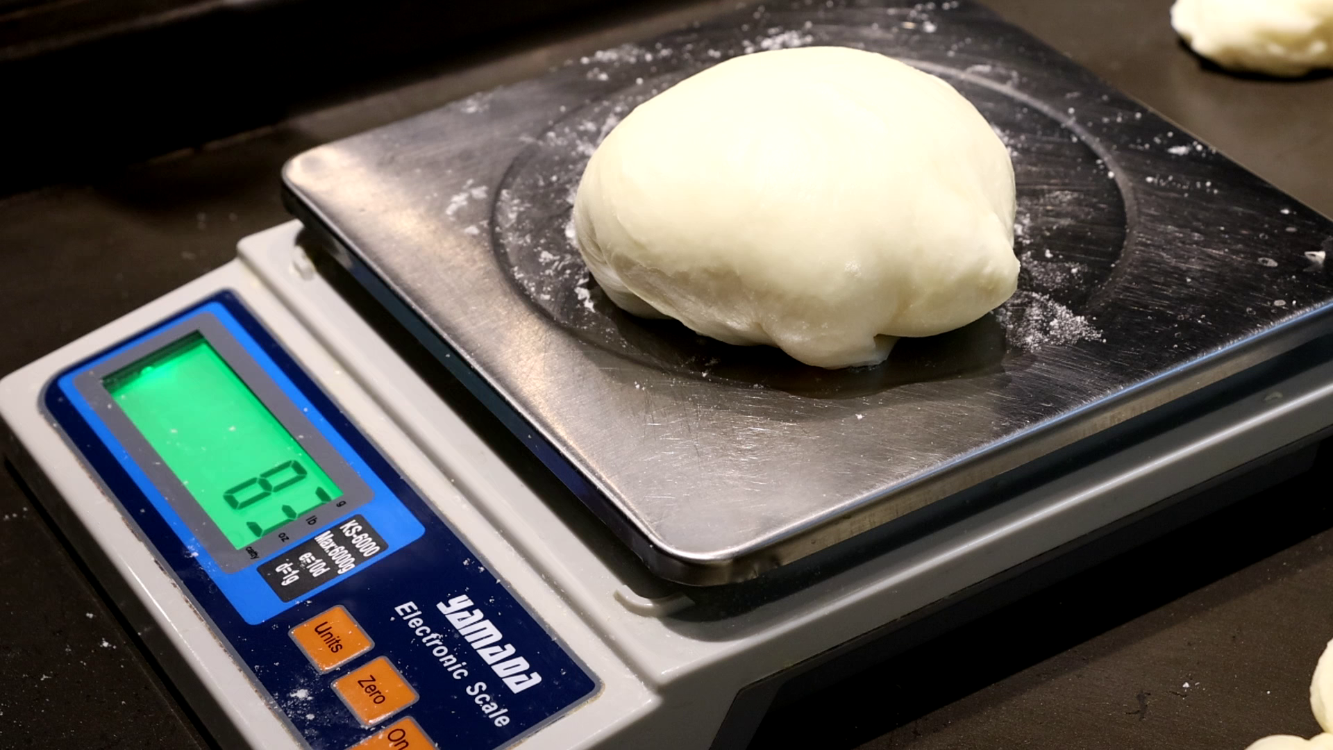 連份量都有考量,每塊麵團重量約在97克至98克之間