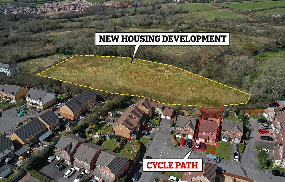 獨立屋拆卸後,將興建單車小路通往後方的可負擔房屋地盤。(互聯網)