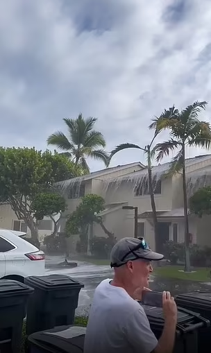 夏威夷亦有民居被巨浪撲襲。(互聯網)