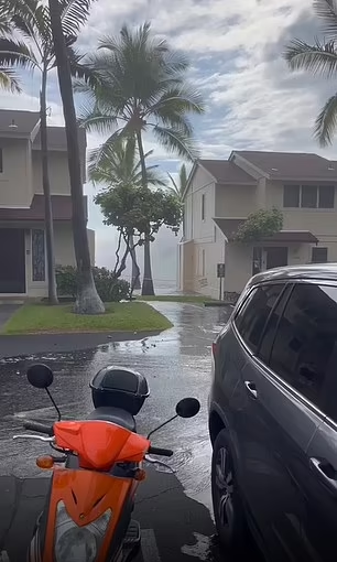 夏威夷亦有民居被巨浪撲襲。(互聯網)