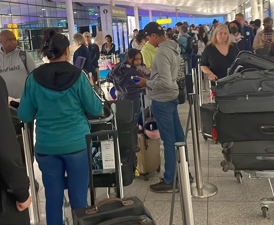 希思羅機場連日迫爆。(互聯網)