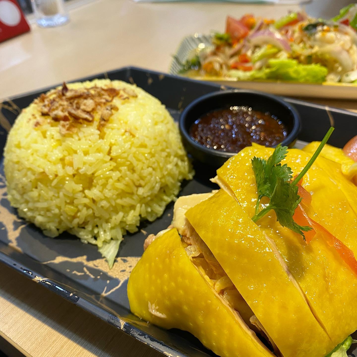 招牌套餐($55)包海南雞、油飯及足料椰子雞湯。(Instagram @yungkee_hainan_chicken)