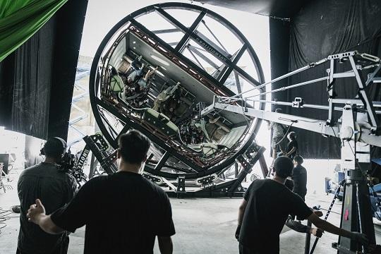 《緊急迫降》的機艙直徑7米、長約12米,可以360度旋轉。