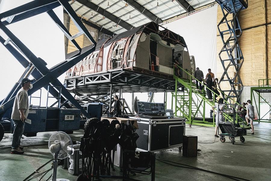 《緊急迫降》導演韓在林花 60日搭建1:1比例的真實機艙。