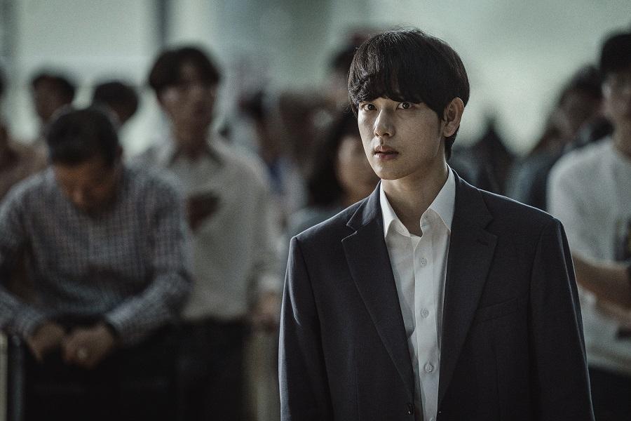 任時完在《緊急迫降》飾演施放病毒的神秘乘客。