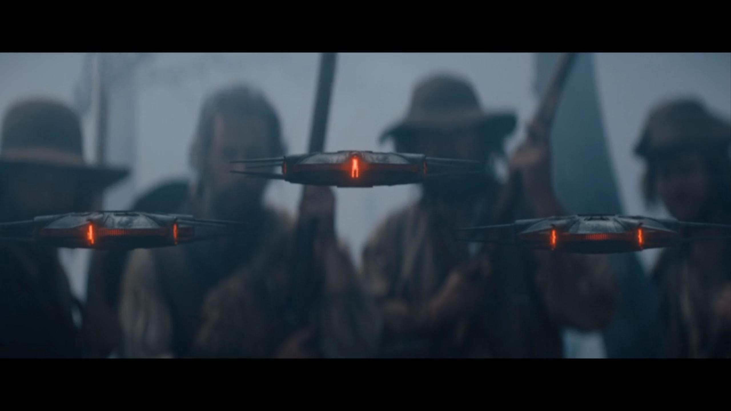 飛鏢炸彈能大規模擊倒敵人。(《鐵血戰士 狩獵追擊》劇照)