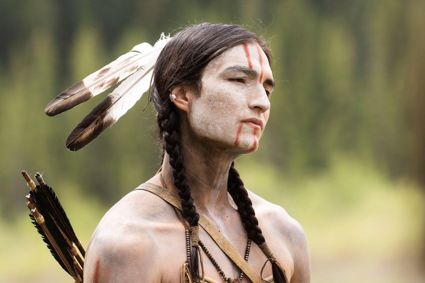 《鐵血戰士:狩獵追擊》追溯鐵血戰士與彪悍原住民殘忍廝殺的起源。