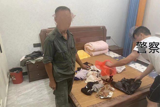 警方逐步清點呂男偷竊的女性內衣褲,呂男在一旁指認贓物。(互聯網)