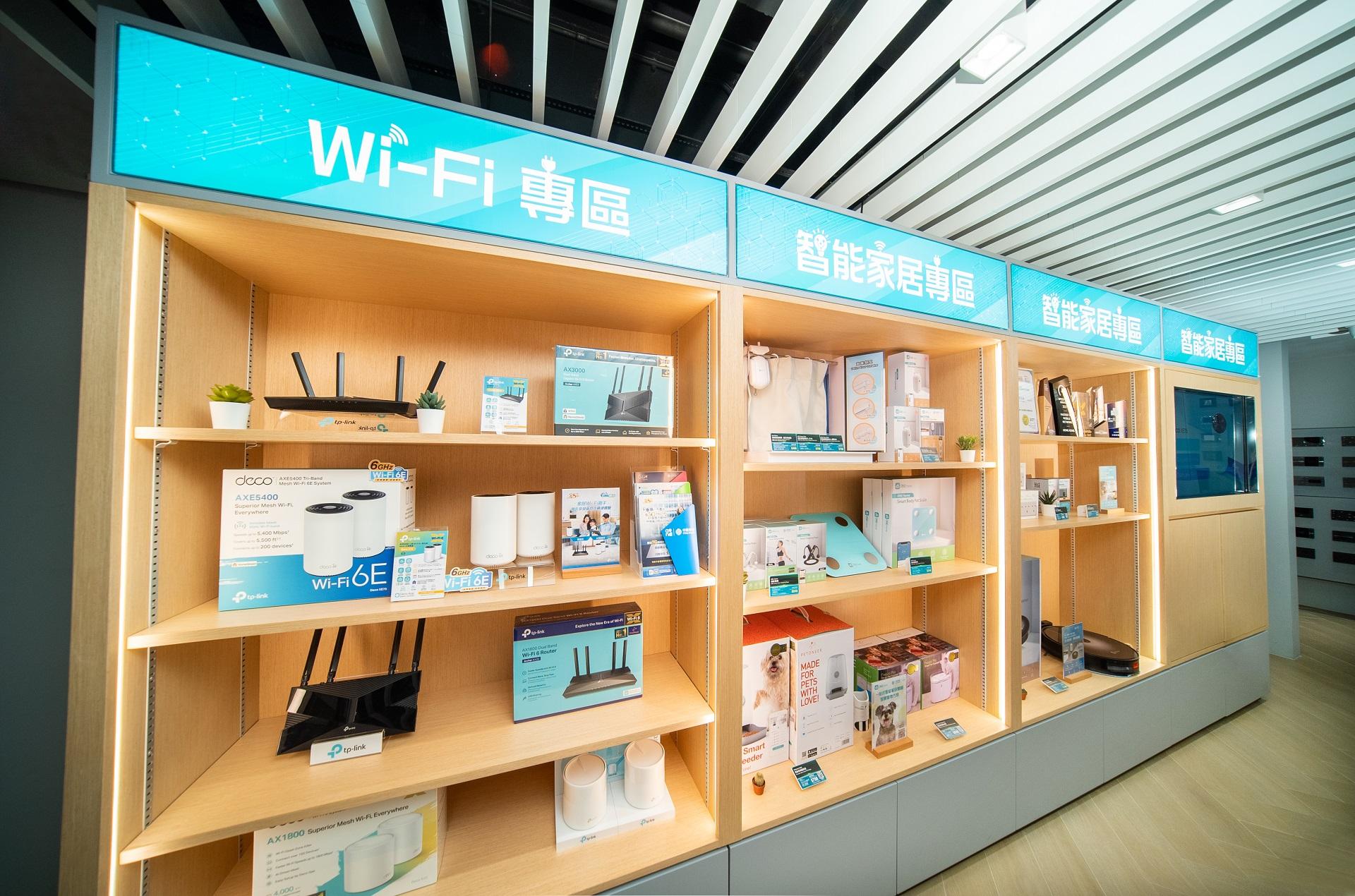 旺角旗艦店「智能家居體驗館」中三個展示專區:「智能家居體驗區」、「熱點話題專區」及「產品展示區」。