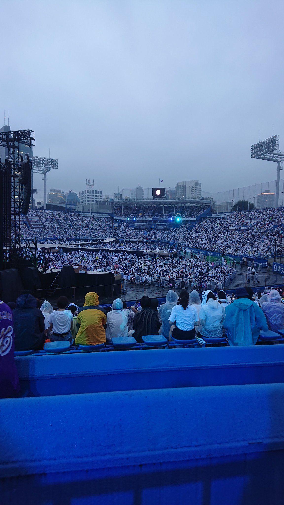 今日開場前,大批歌迷已穿雨褸等開場。
