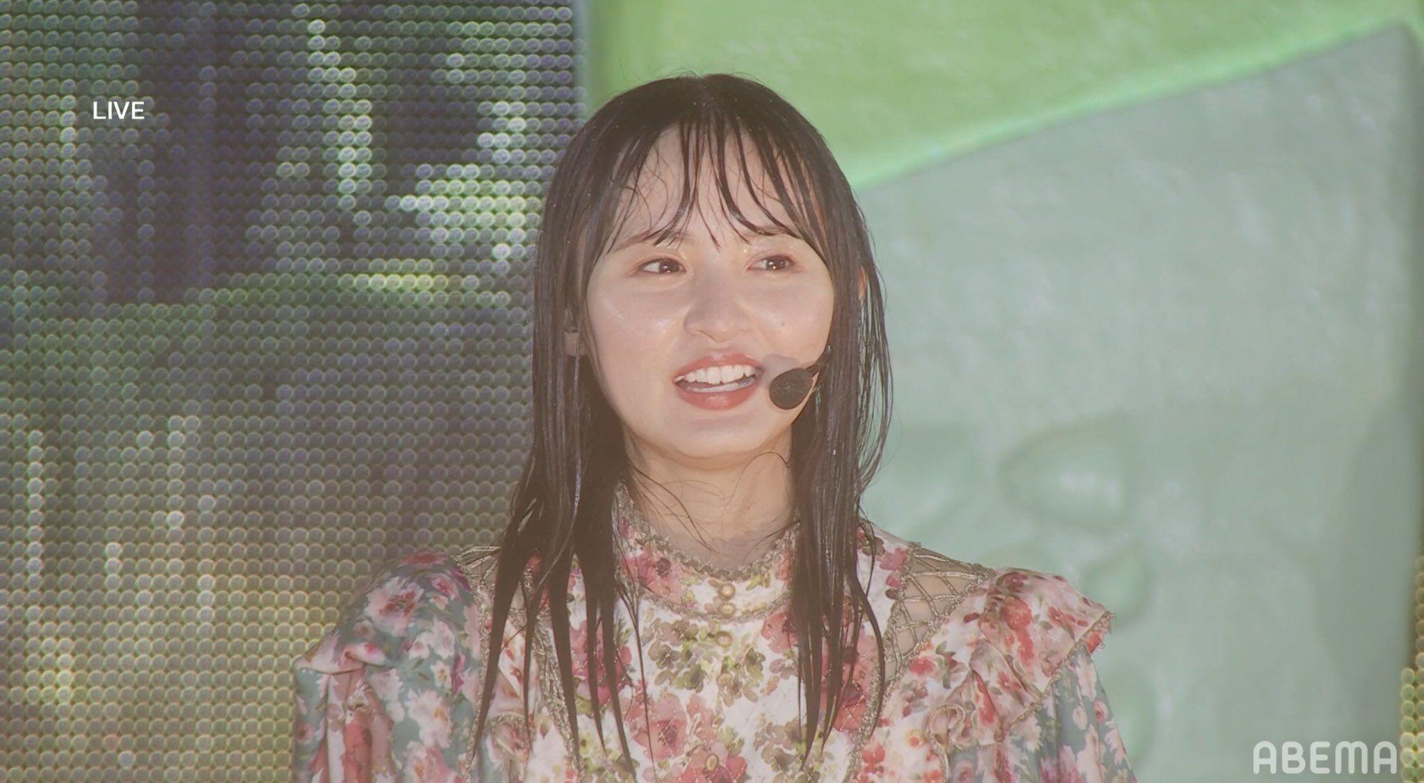 今日明治神宮球場的第二場在大雨中舉行,20歲成員遠藤櫻在台上落力演出。