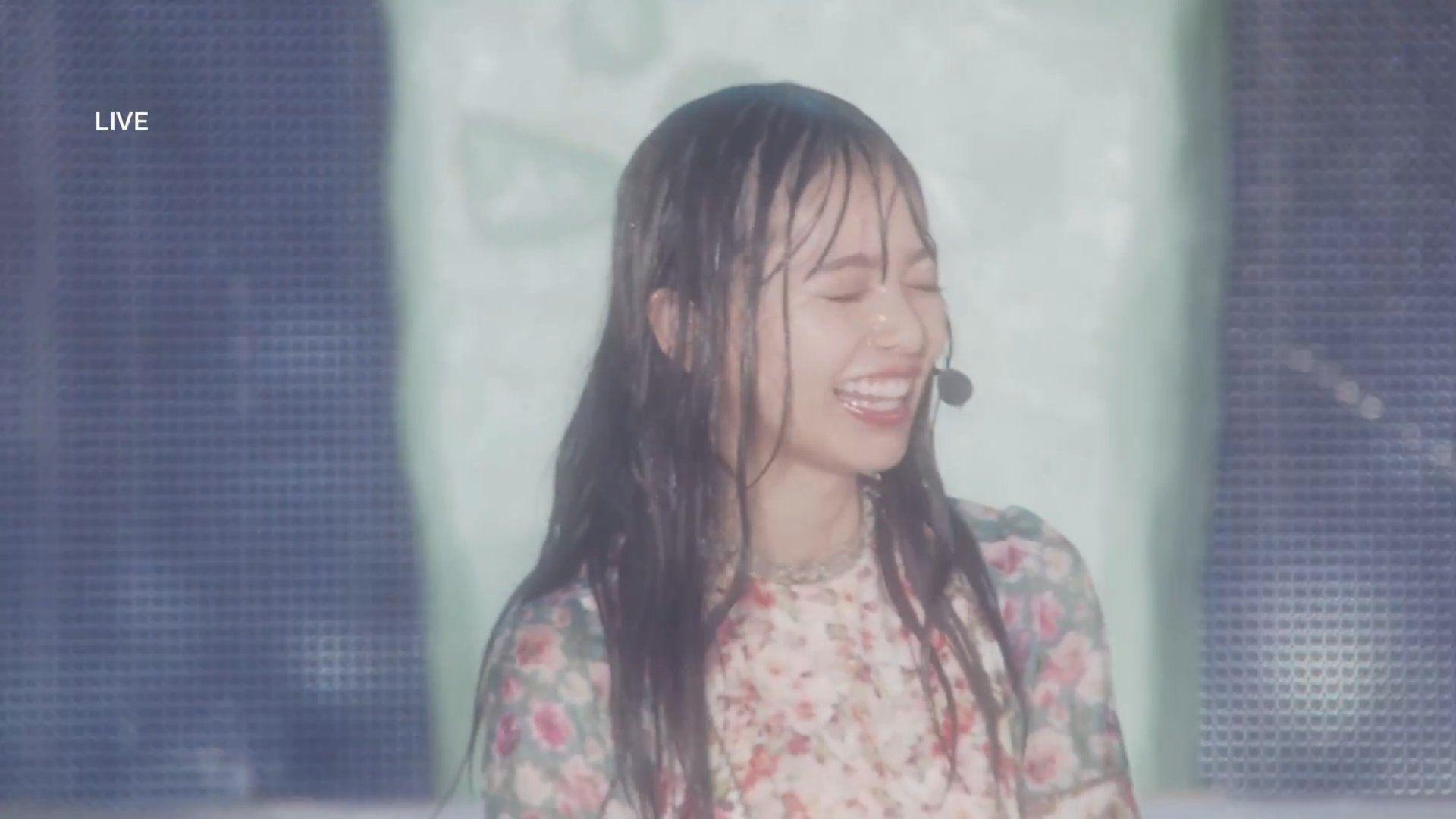 齋藤飛鳥與隊友在雨中跳唱未有影響狀態。