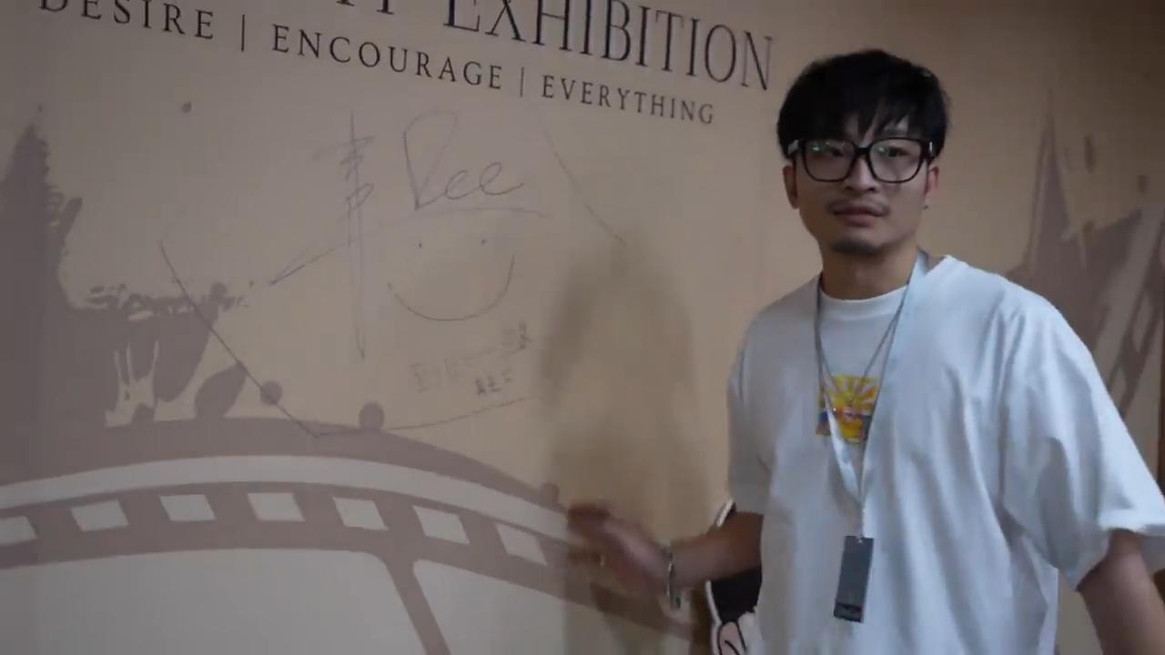 阿Dee親身往生日應援展覽場館簽名,但表示今年會低調慶祝。