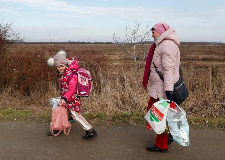一名烏國兒童與親人逃往匈牙利。(資料圖片)