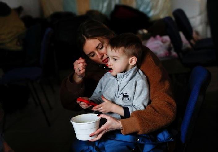 一名烏國母親與兒子逃往匈牙利。(資料圖片)