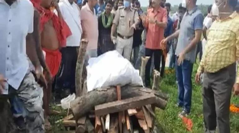 Ankita被狂徒淋火水燒死,家人為她舉殯。(互聯網)