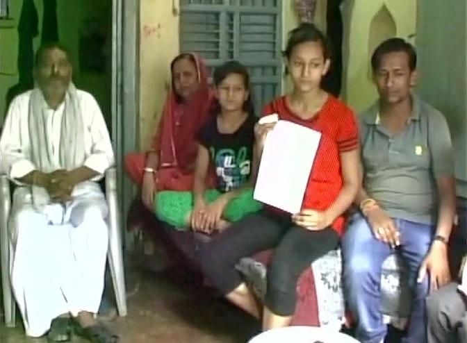 拉蒂卡以血書公開控訴警方。(互聯網)