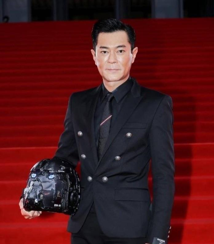 古天樂出席北京國際電影節開幕禮,特地拿著《明日戰記》的動力裝甲頭盔行紅地氈。