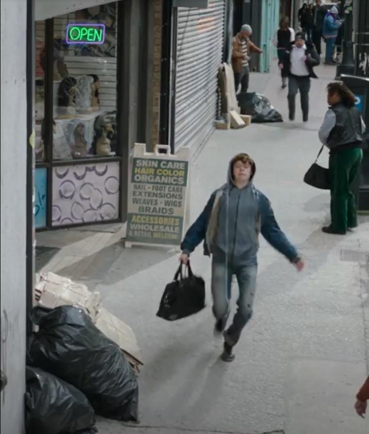 湯賀蘭的23歲胞弟哈利賀蘭在預告片中,打後空翻,身手不錯。(截圖)