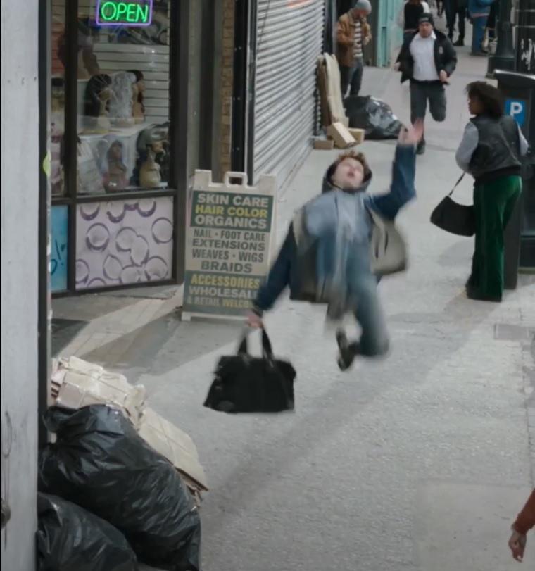 湯賀蘭的23歲胞弟哈利賀蘭在預告片中,打後空翻,身手不錯。(截圖)