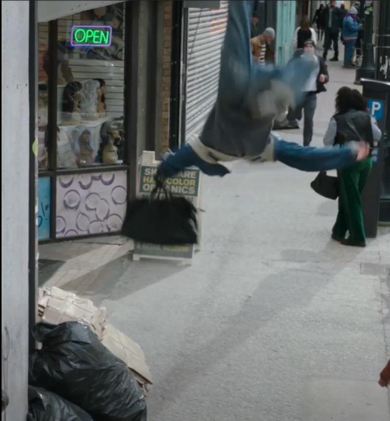 湯賀蘭的23歲胞弟哈利賀蘭在預告片中,打後空翻,身手不錯。(截圖)